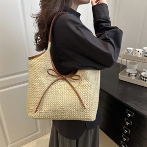 Grand sac fourre-tout de plage tissé avec nœud en cuir marron pour les vacances d'été