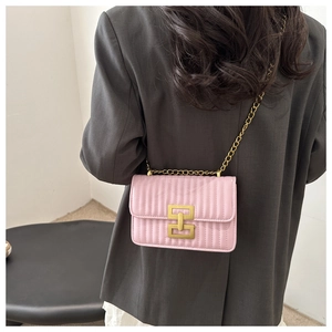Détail du sac bandoulière rose matelassé avec chaîne dorée et fermoir métallique rectangulaire