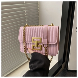 Sac à bandoulière rose matelassé avec chaîne dorée et boucle en métal géométrique