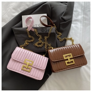 Détail de sacs à bandoulière en cuir matelassé rose et marron avec fermoir doré