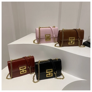 Détail de sacs à chaîne en cuir matelassé rose, marron, rouge et noir sur un socle blanc