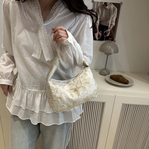 Sac à main blanc cassé élégant avec broderie papillon dorée et fermeture éclair chic