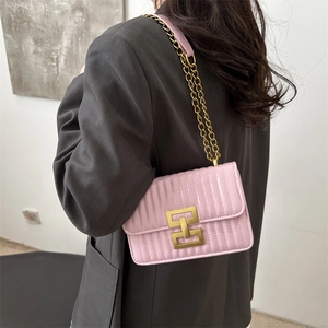 Sac bandoulière rose matelassé pour femme avec fermoir doré et bandoulière en chaîne