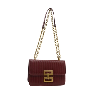 Sac à bandoulière matelassé bordeaux avec boucle géométrique dorée et coutures chic
