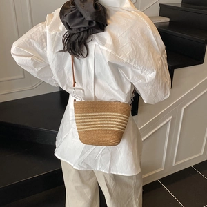 Sac seau en paille à rayures blanches et bandoulière en cuir pour vacances à la plage