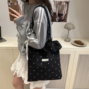 Borsa tote in tela nera con stampa floreale a margherite e tracolla per uso quotidiano