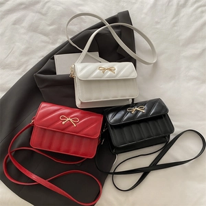 Sacs à bandoulière matelassés blanc, rouge et noir avec boucle noeud dorée élégante