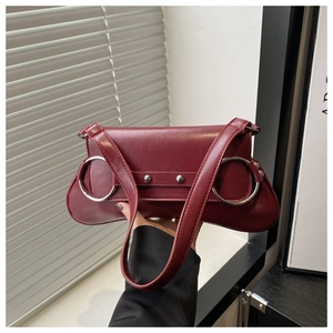 Vue détaillée du sac bandoulière vintage rouge foncé avec de grands anneaux argentés