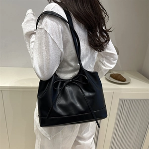 Sac fourre-tout minimaliste en cuir ciré noir avec détail nœud pour femme chic