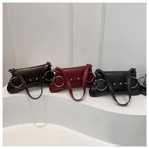 Détails des sacs à bandoulière en cuir vintage avec rivets argentés et anneaux métalliques