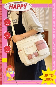 Dettaglio della borsa a tracolla in tela rosa e beige con tasche multiple e cinghia