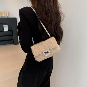 Sac bandoulière élégant en tissu crème avec chaîne argentée et fermoir pivotant