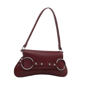 Sac baguette vintage en cuir bordeaux avec grands anneaux argentés et lanière à rivets