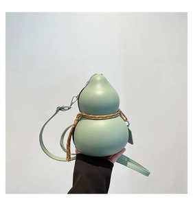 Détail du sac à bandoulière vert clair en forme de calebasse avec décoration de corde
