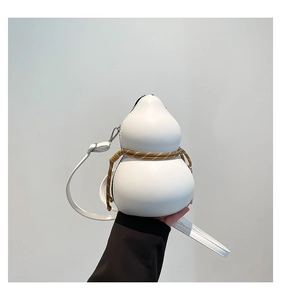 Détail du sac blanc en forme de gourde avec bordure en corde tissée et bandoulière amovible