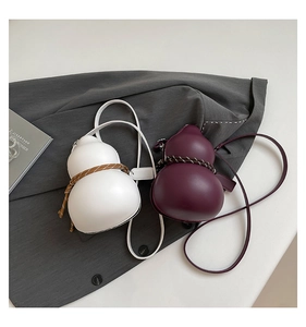 Détail des sacs bandoulière en forme de gourde en blanc et bordeaux avec cordon tressé