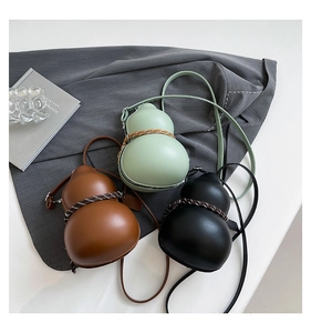 Détail de sacs bandoulière originaux en forme de gourde avec cordon tressé déco