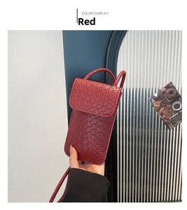 Detail van rode geweven crossbody telefoontas met overslagsluiting en slanke riem