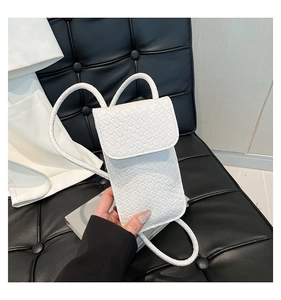Detail van witte geweven PU-leren telefoontas met magnetische klep op zwarte achtergrond