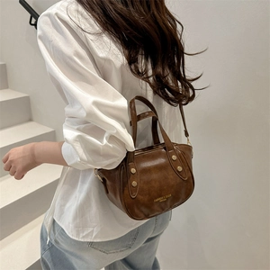 Sac seau marron rétro pour femme avec rivets dorés et bandoulière réglable chic