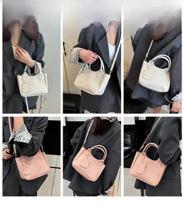 Vues détaillées du sac seau en cuir beige et rose avec accessoire charm chiot mignon