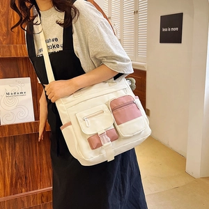 Borsa a tracolla in tela con tasche a contrasto rosa e ciondolo a forma di rana