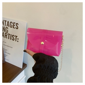 Détail du sac gelée transparent rose rouge en PVC avec chaîne dorée et fermoir métal