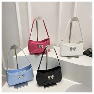 Vue détaillée de sacs à bandoulière en similicuir en quatre couleurs avec nœud argenté