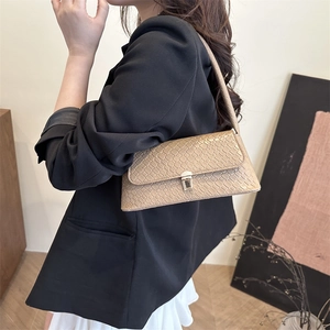Sac bandoulière beige chic à texture crocodile avec boucle argentée pour femme
