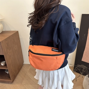 Sac bandoulière demi-lune en nylon orange de style sport avec sangle réglable sur modèle