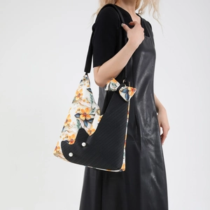 Floral cat-shaped tote bag with pearl accents and black shoulder straps for women
