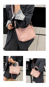 Sac cabas rose en cuir grainé avec charm chien porté de différentes manières élégantes
