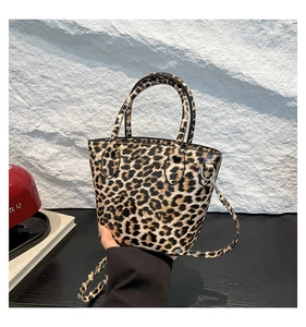 Détail du sac à main léopard montrant la texture brillante et la bandoulière