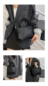 Détail du sac à main noir en cuir grainé avec breloque ours et bandoulière réglable