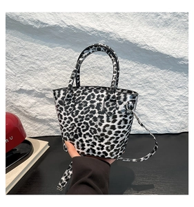 Détail du sac seau tendance à imprimé léopard avec doubles poignées et cuir brillant
