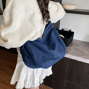 Sac bandoulière minimaliste en jean bleu foncé délavé à grande capacité pour le quotidien