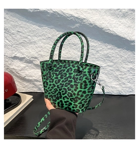 Détail du sac cabas à imprimé léopard vert avec fini brillant et bandoulière amovible