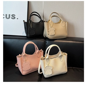 Sacs seaux élégants en cuir grainé avec breloques de chien en noir, blanc et rose