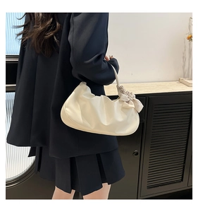 Elegante borsa a nuvola beige arricciata indossata a spalla con fiocco in seta
