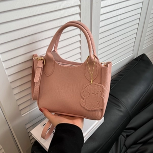 Sac Seau pour Femmes en Cuir PU Grain de Lychee Tote Avec Charme de Chien Sac à Bandoulière Mode Décontracté Sac Quotidien