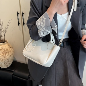 Sac seau en cuir grainé blanc avec breloque chien et bandoulière amovible pour femme