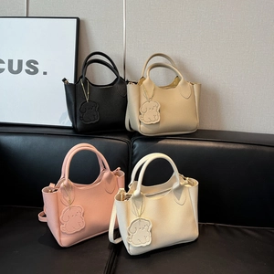 Sac seau chic en cuir ciré noir, beige, rose et blanc avec pendentif chiot mignon