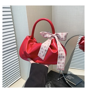 Dettaglio borsa a nuvola rossa pieghettata con foulard di seta a scacchi e manico tondo