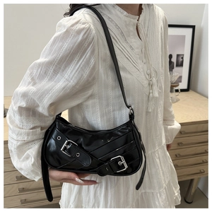 Sac à bandoulière noir style punk Y2K avec boucles métalliques porté par un mannequin