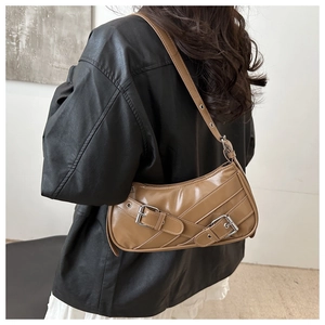Sac hobo vintage en similicuir marron porté épaule avec boucles décoratives