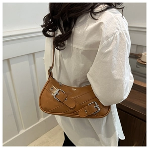 Sac sous le bras en cuir verni caramel avec boucles argentées et détails de sangles rétro