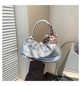 Borsa a nuvola plissettata argento metallizzato con sciarpa di seta a quadri marroni