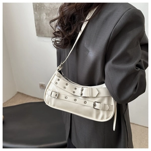 Sac baguette chic en cuir PU crème avec boucles punk et détails d'œillets argentés sur la sangle