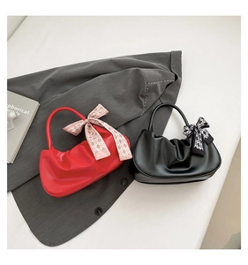 Borse a mano a nuvola increspate alla moda in rosso e nero con elegante dettaglio nastro a quadri