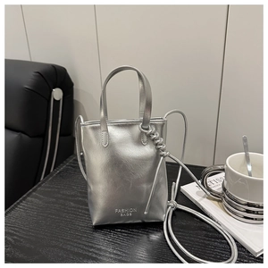 Détail d'un mini sac cabas argenté métallisé avec lettrage Fashion Bags et double lanière